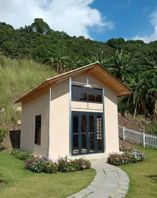 Cabaña prefabricada CONCASAYA de 28 metros cuadrados con altillo y jardín, completamente terminada